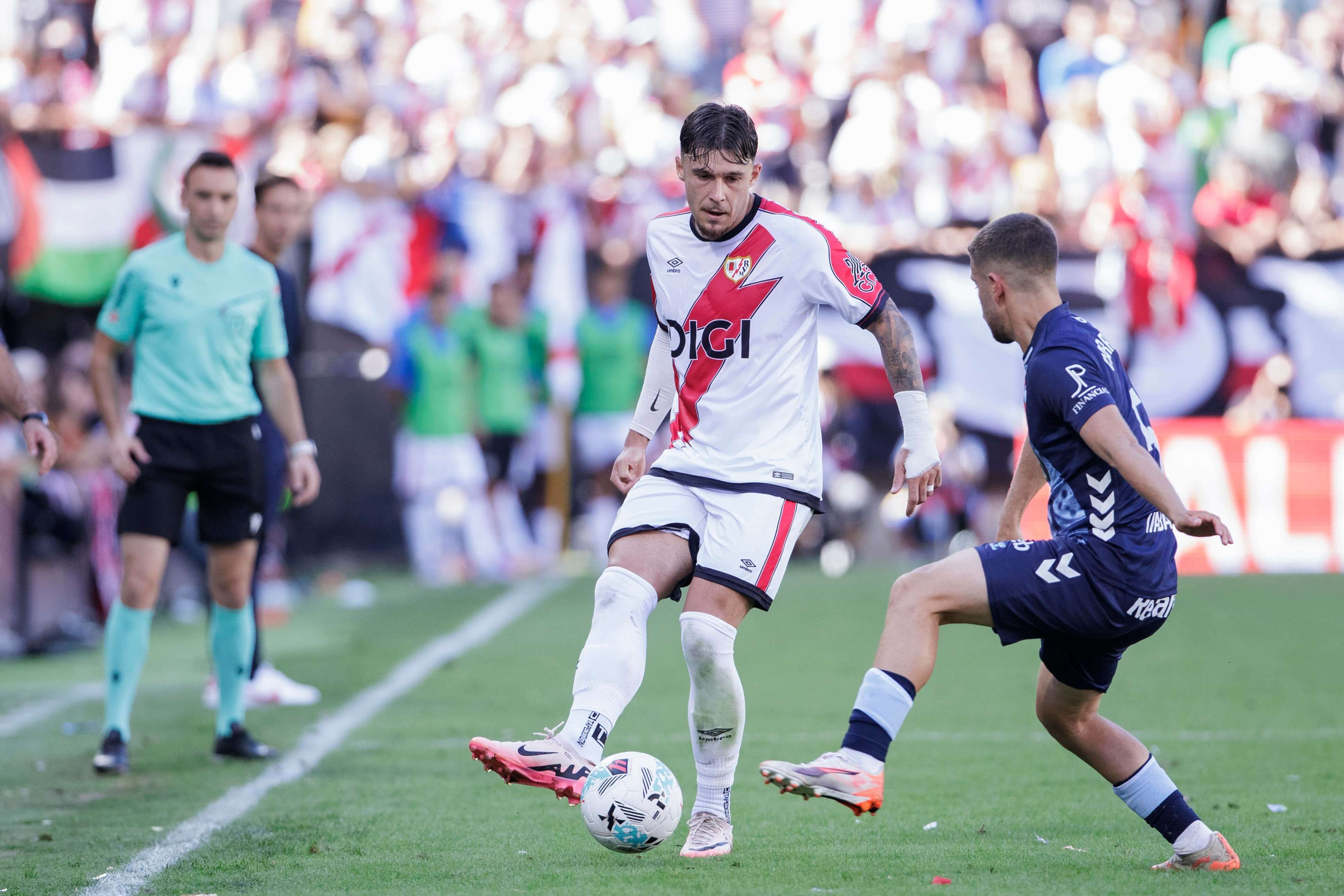 Sergio Carreira defiende a Andrei Ratiu durante el Rayo-Celta.