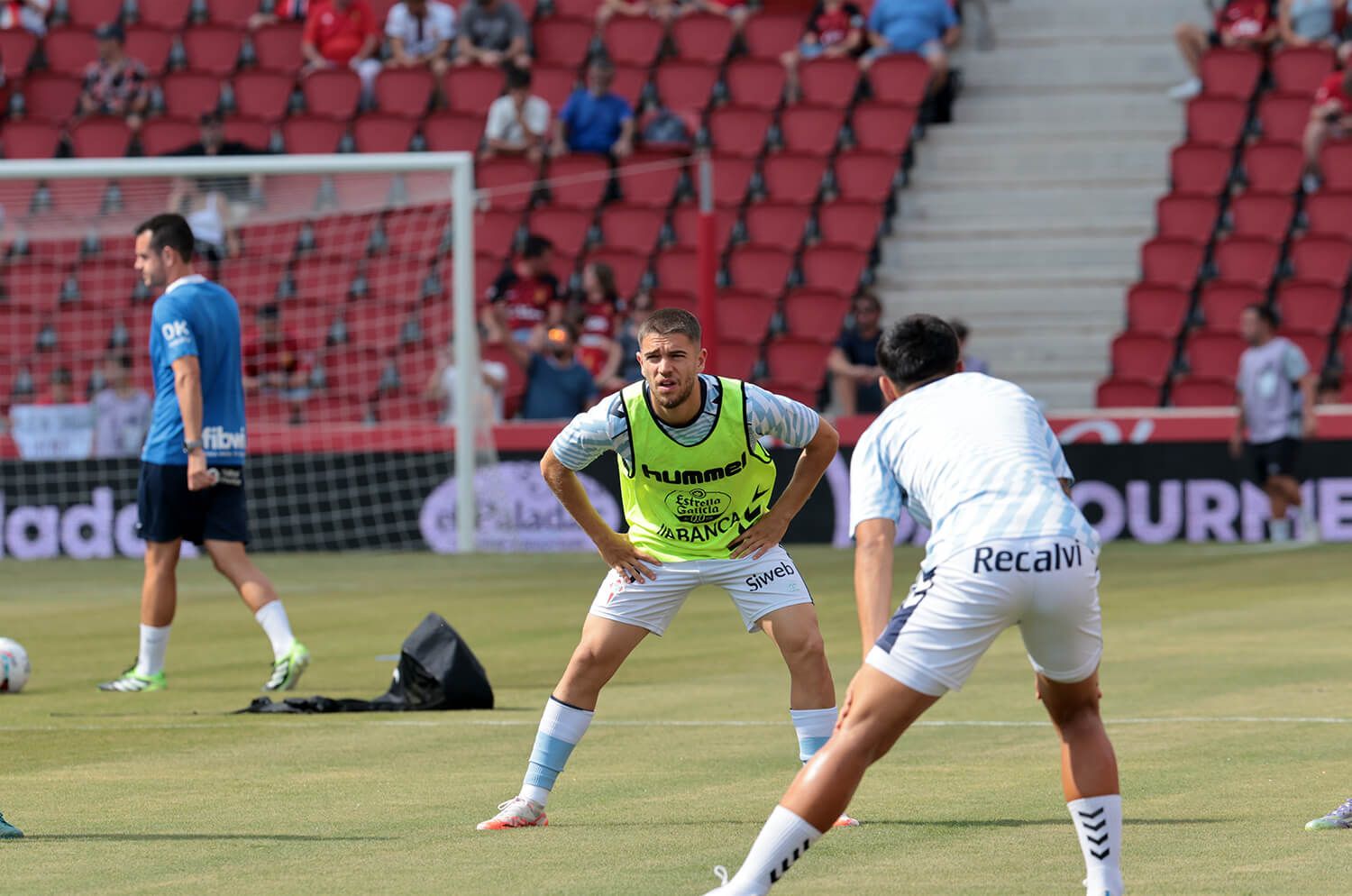  Sergio Carreira calienta antes del Mallorca-Celta.