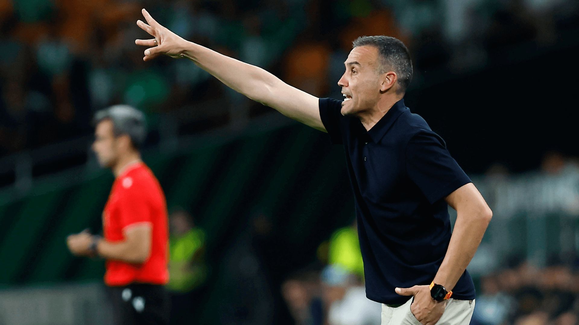  El entrenador txuri urdin Sergio Francisco, en un partido de la Real Sociedad.