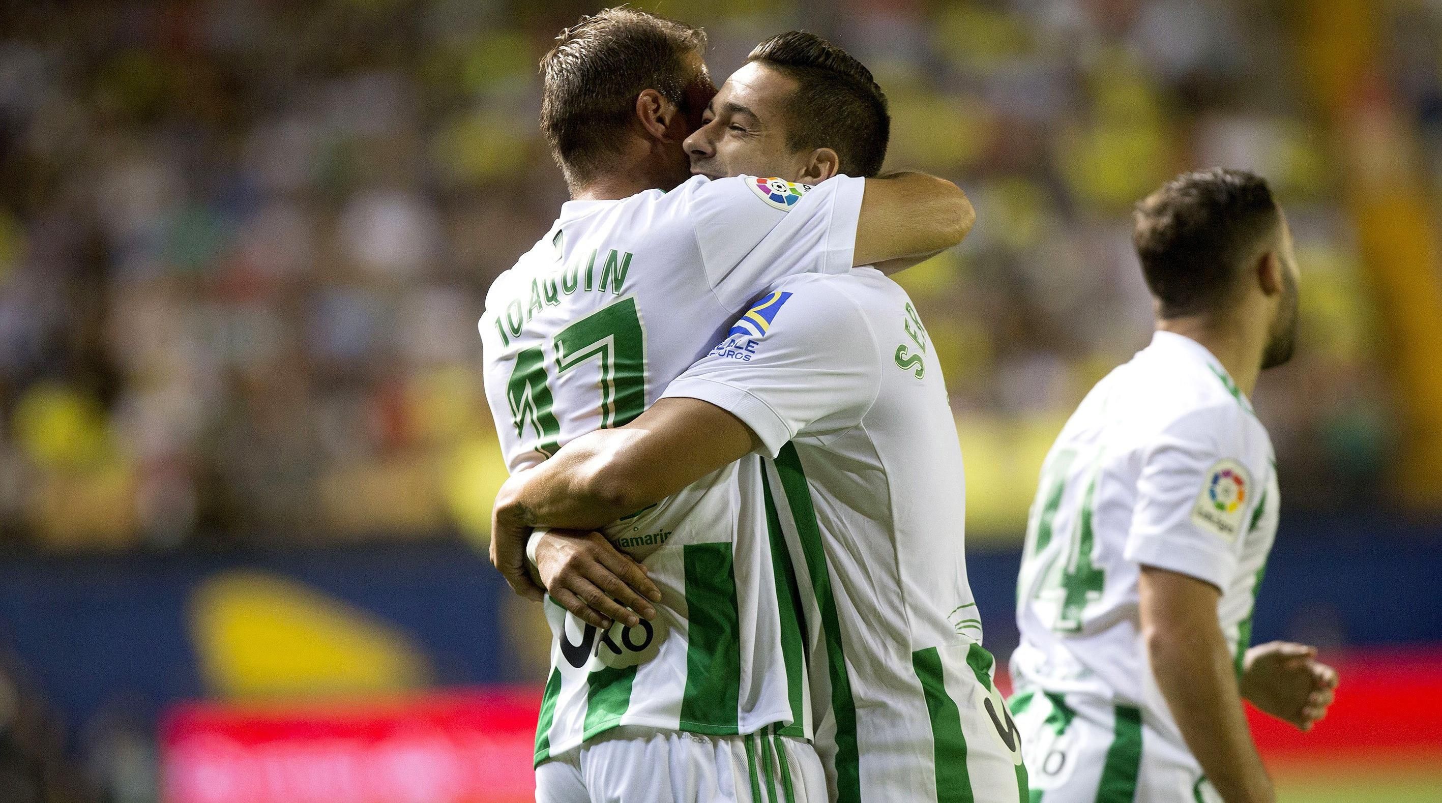 Sergio León y Joaquín celebran un gol como jugadores verdiblancos.