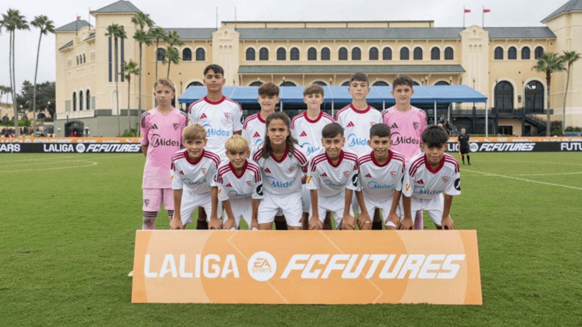  Sevi, el primer jugador de campo de la parte alta de la imagen empezando por la izquierda. (Foto: L