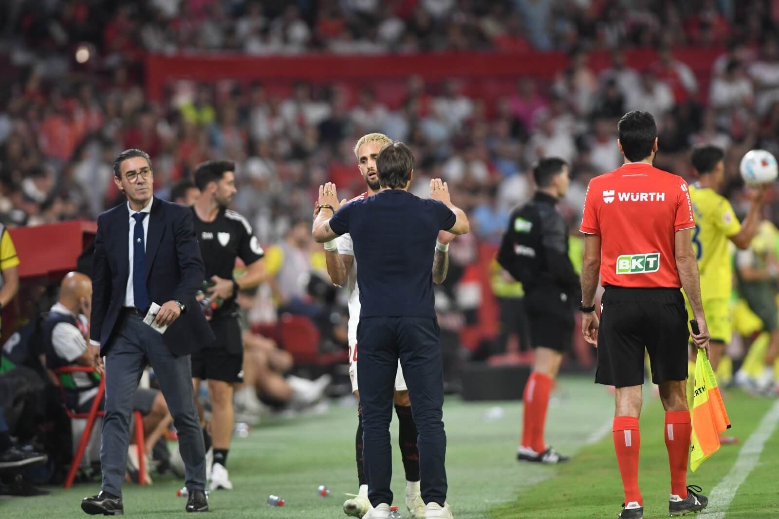  Januzaj saluda a Almeyda tras ser cambiado en el Sevilla-Villarreal.