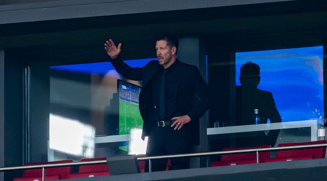 Diego Pablo Simeone en la grada del Metropolitano (Fuente: Cordon Press)