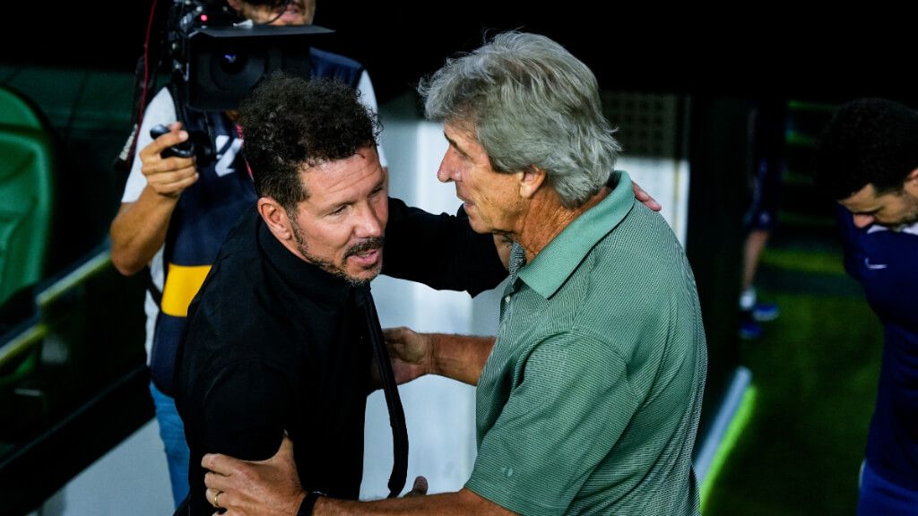  Simeone y Pellegrini antes de un Real Betis - Atlético de Madrid (Fuente: Europa Press)