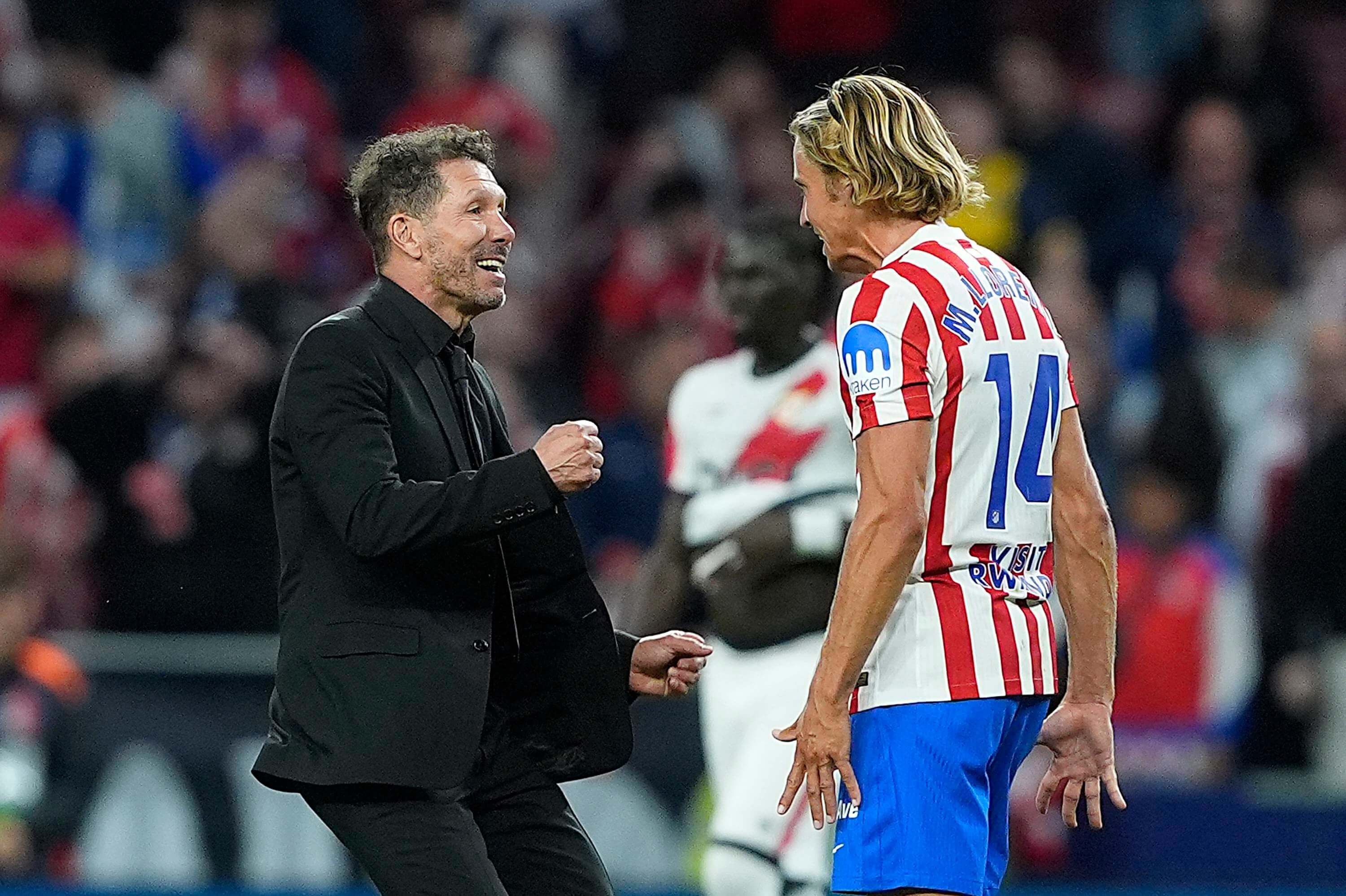  Simeone y Marcos Llorente celebran un gol en el Atlético-Rayo.