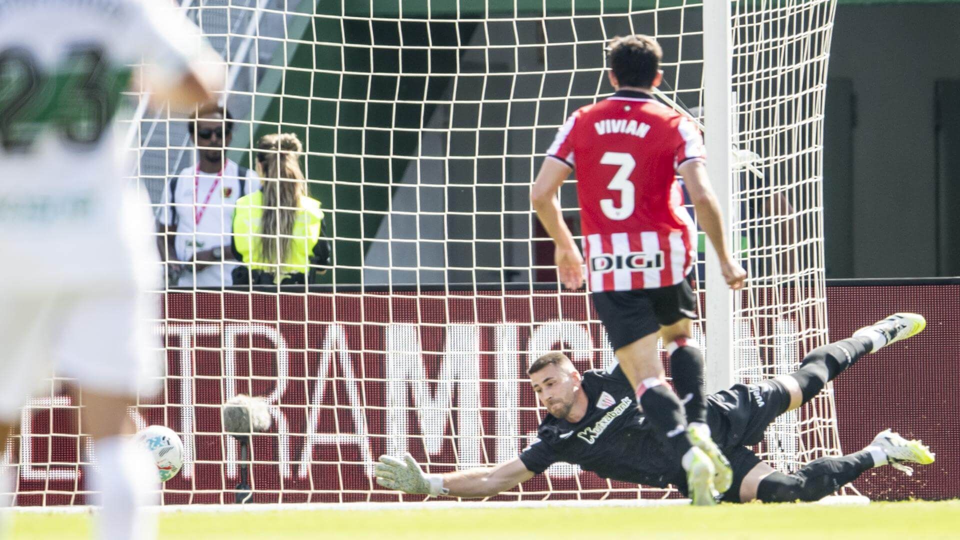 Parada de Unai Simón en el empate ante el Elche en el Martínez Valero.