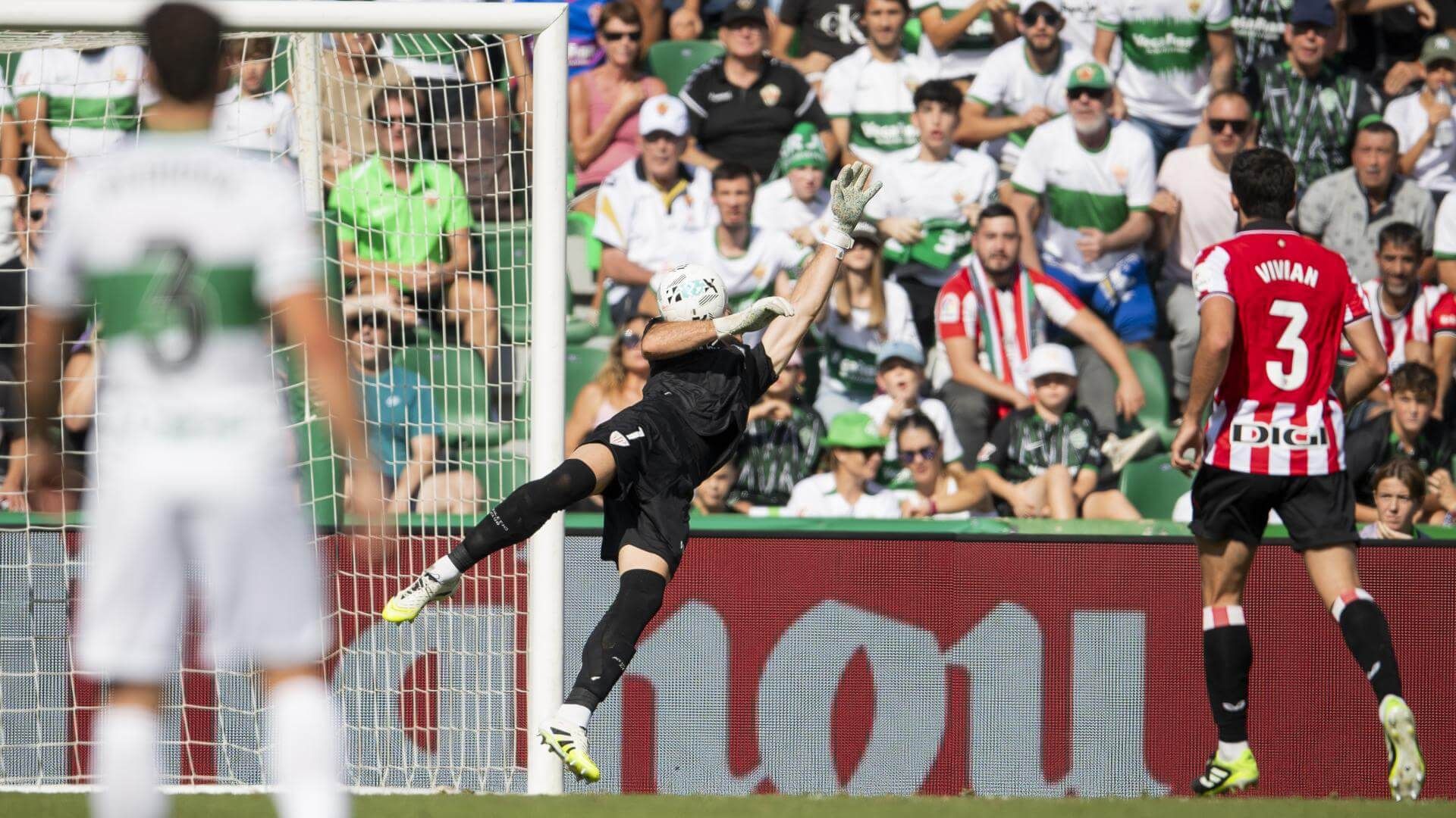  Vuelo de Unai Simón en el empate a cero ante el Elche en el estadio Martínez Valero.