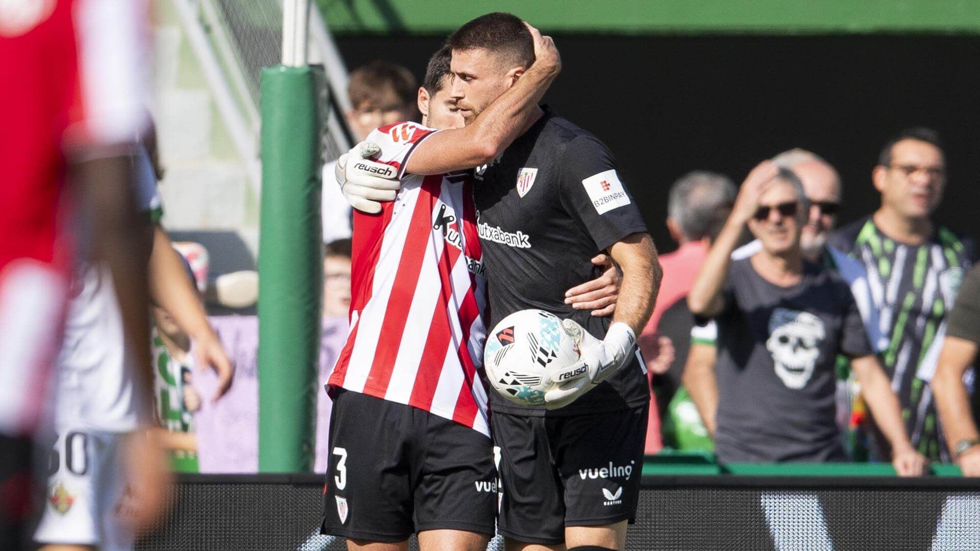  Abrazo de Unai Simón snte el Elche en el Martínez Valero.