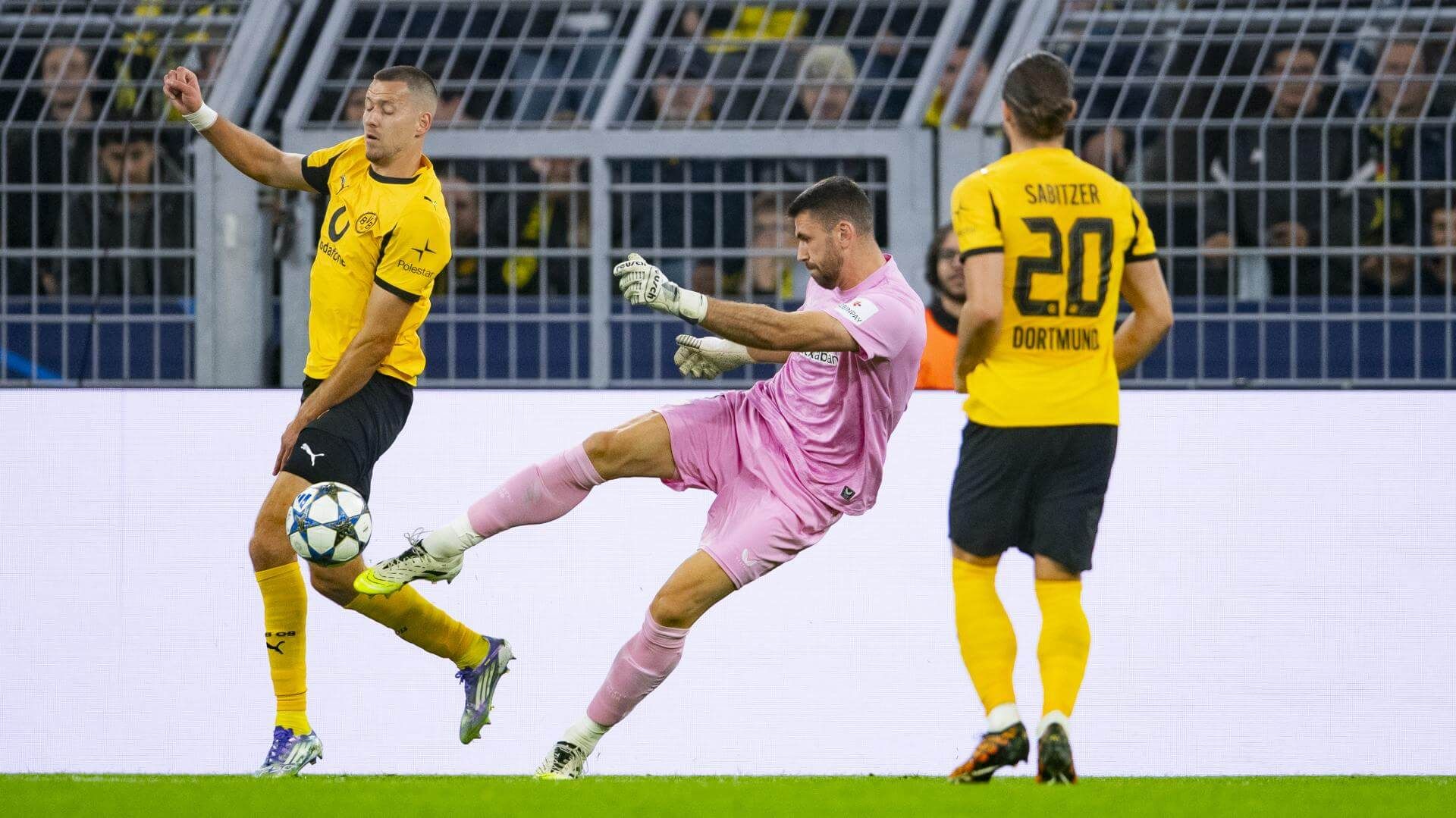  Despeje de Unai Simón ante el Borussia en la Champions League.