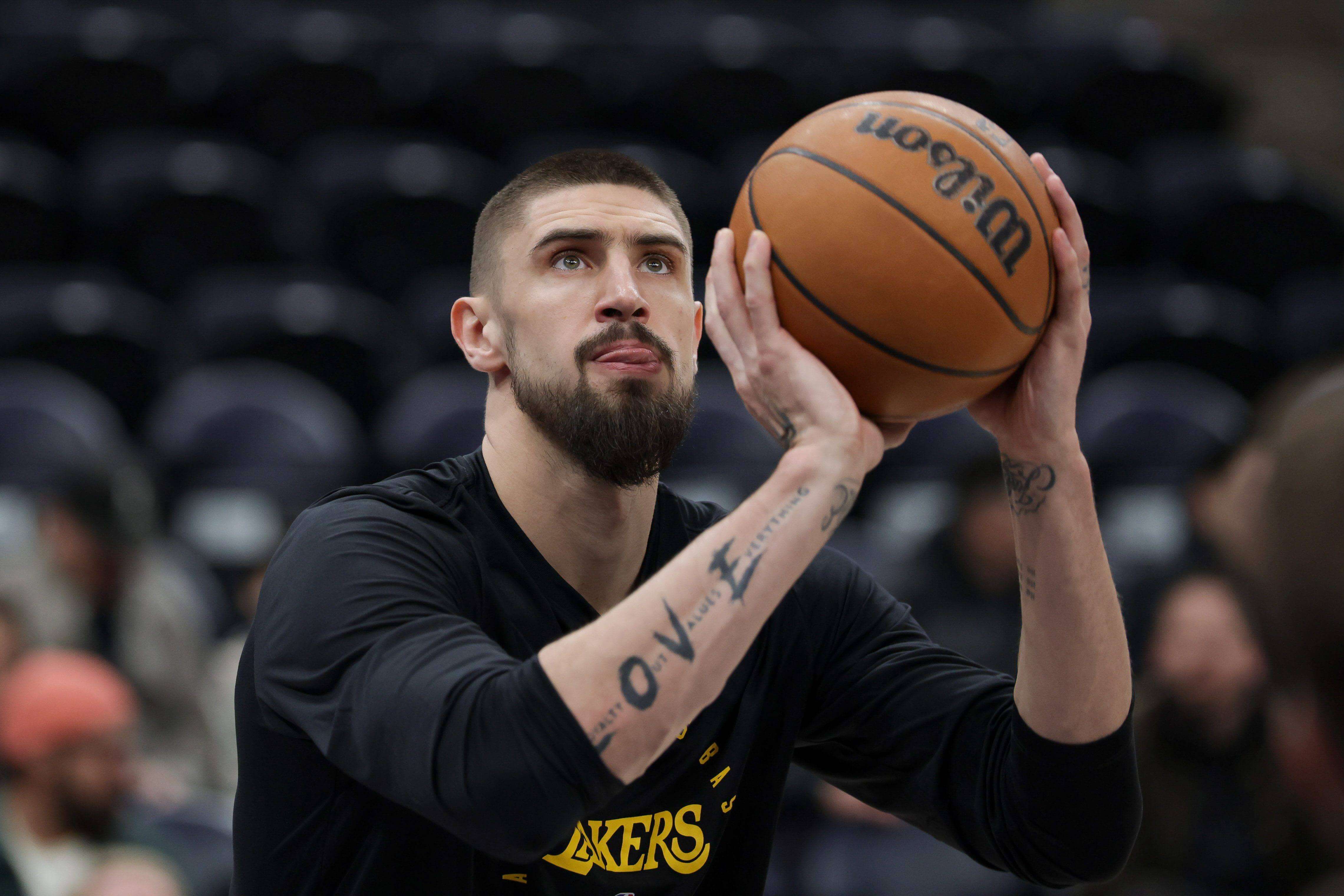 Alex Len en un calentamiento con los Lakers
