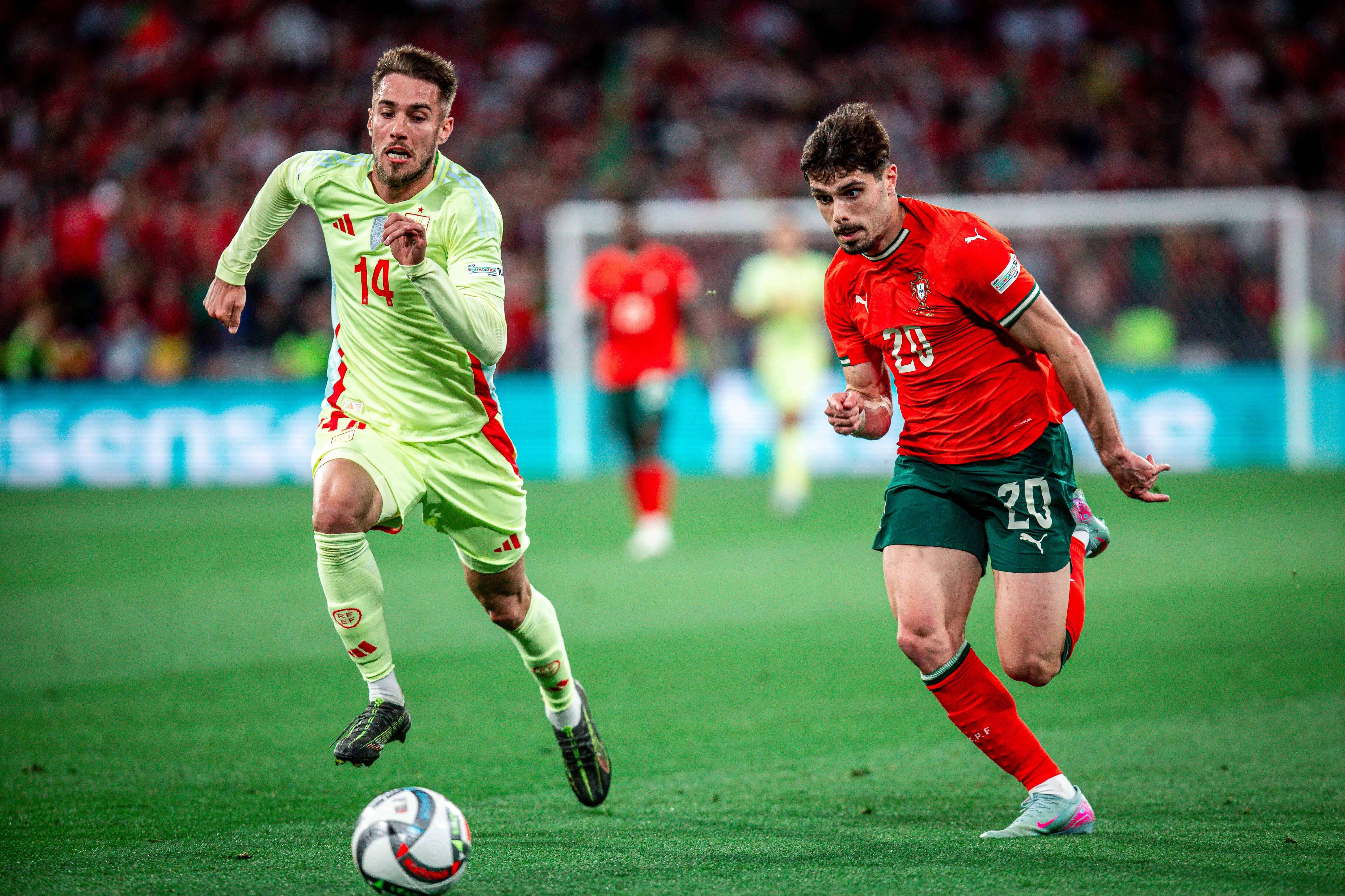 Óscar Mingueza, ante Pedro Neto en el Portugal-España.