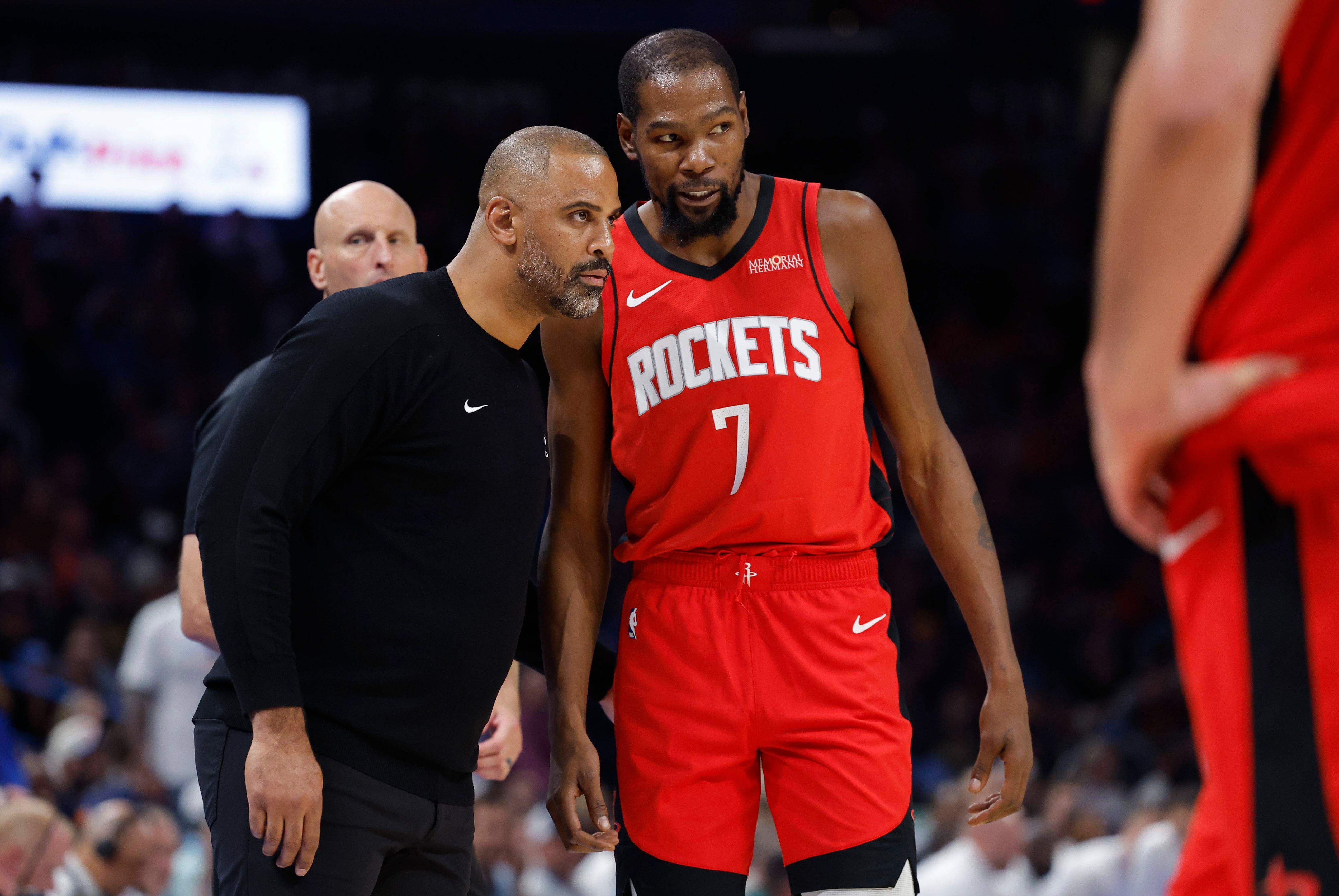  Kevin Durant habla con su entrenador Ime Udoka en su debut con los Rockets. Fuente CordonPress.