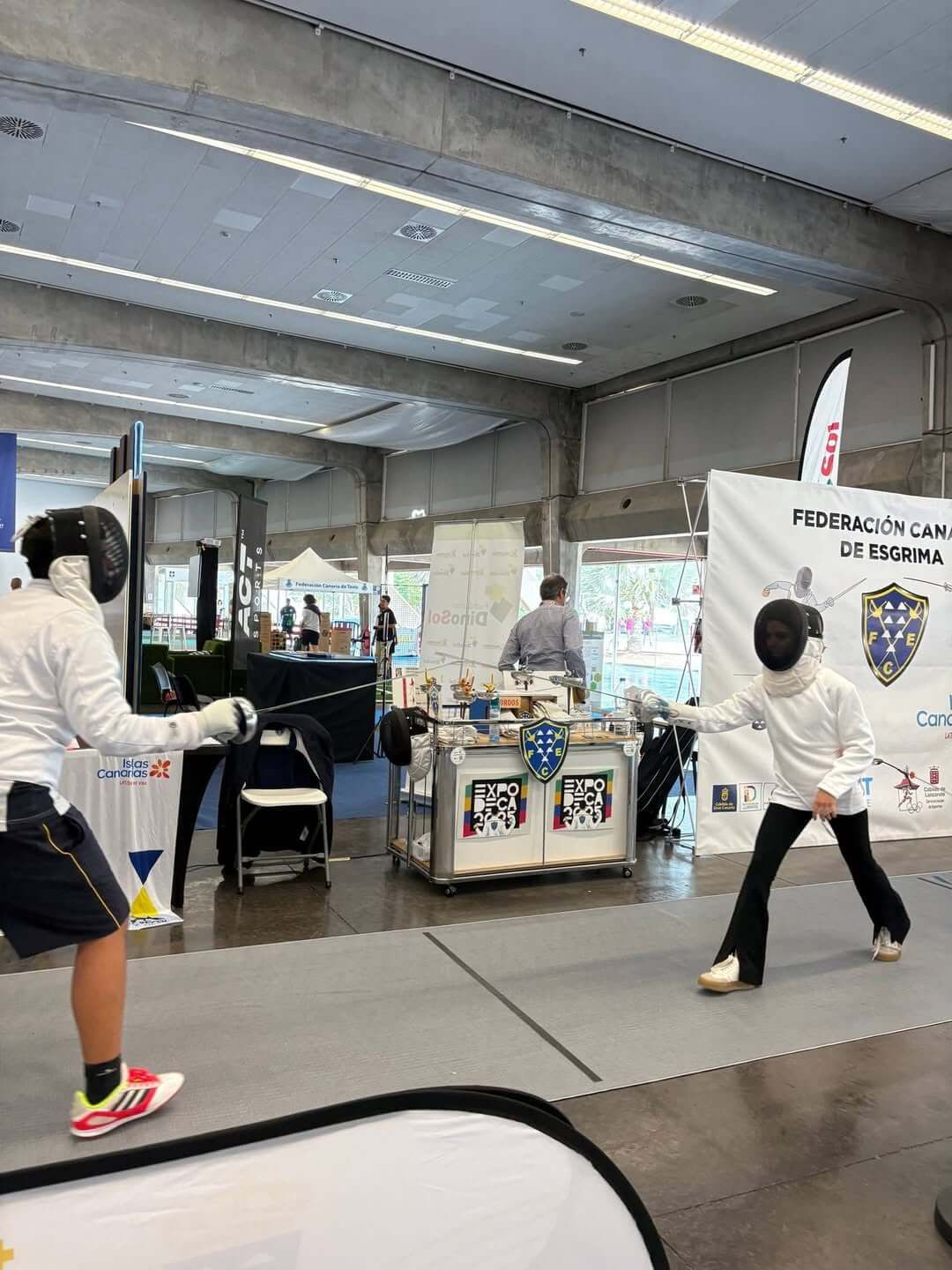 Práctica de esgrima en el primer día de ExpoDeca
