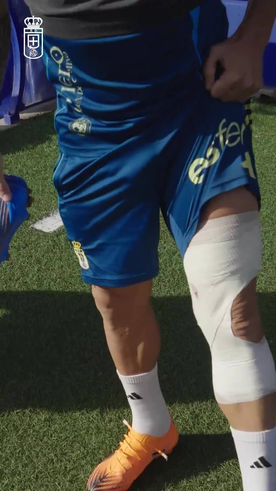  Santi Cazorla enseña su vendaje (Imagen: Real Oviedo).