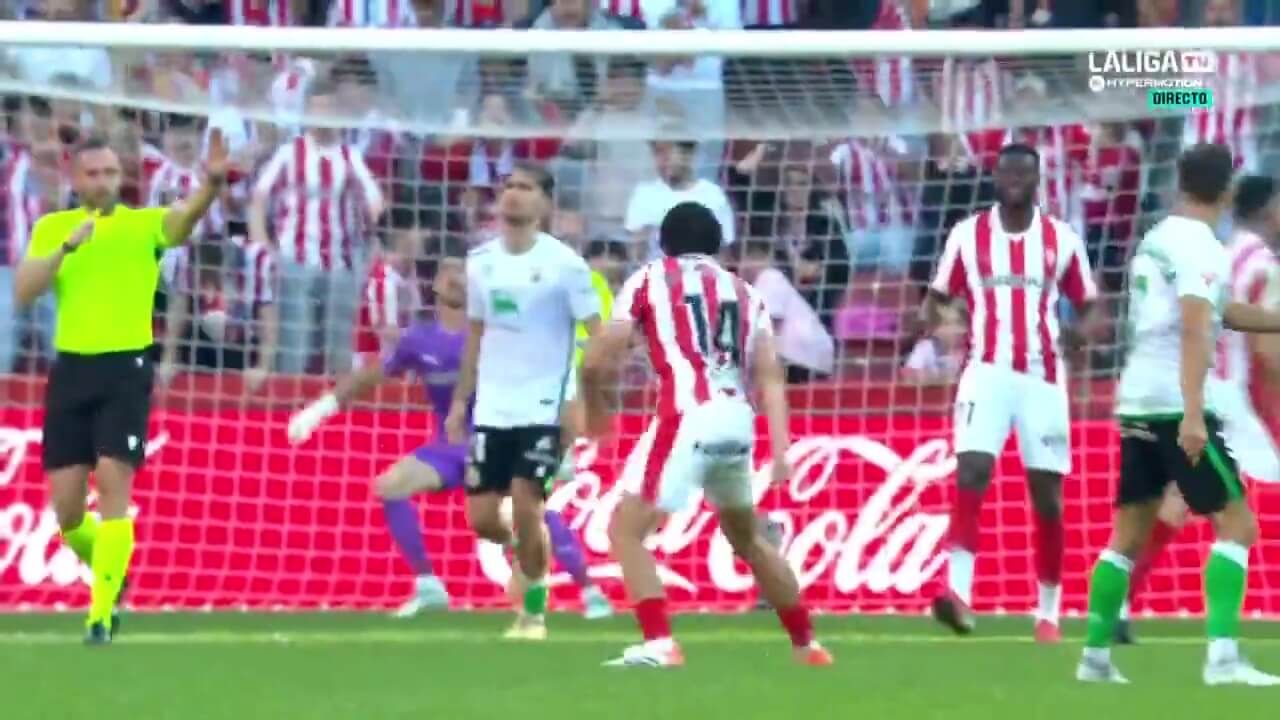 Polémica arbitral en el Sporting - Racing (Imagen: DAZN).