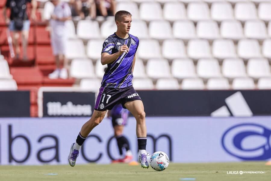 Stipe Biuk calienta en el Carlos Belmonte.