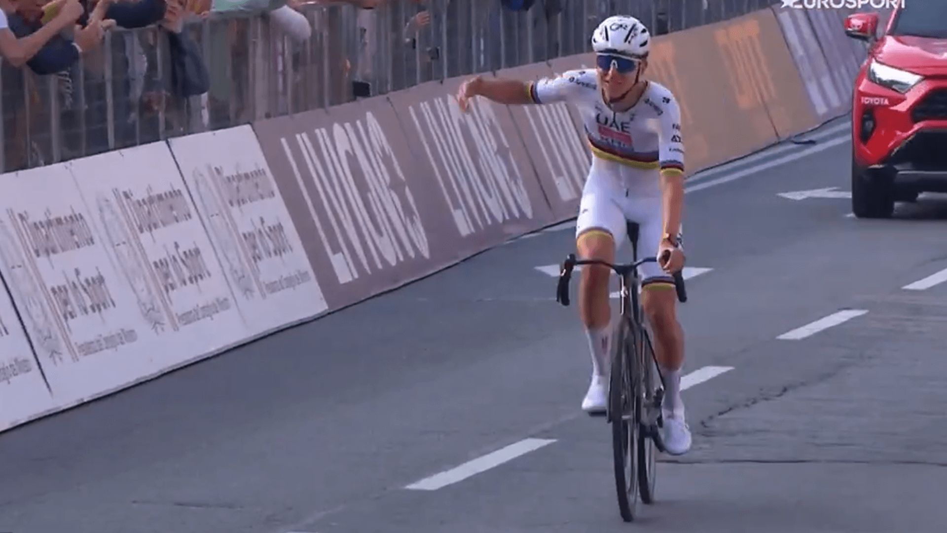  Tadej Pogacar, en la entrada a meta.