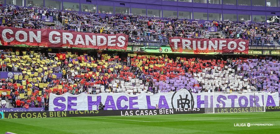 Tifo de la afición del Real Valladolid ante la Cultural Leonesa.