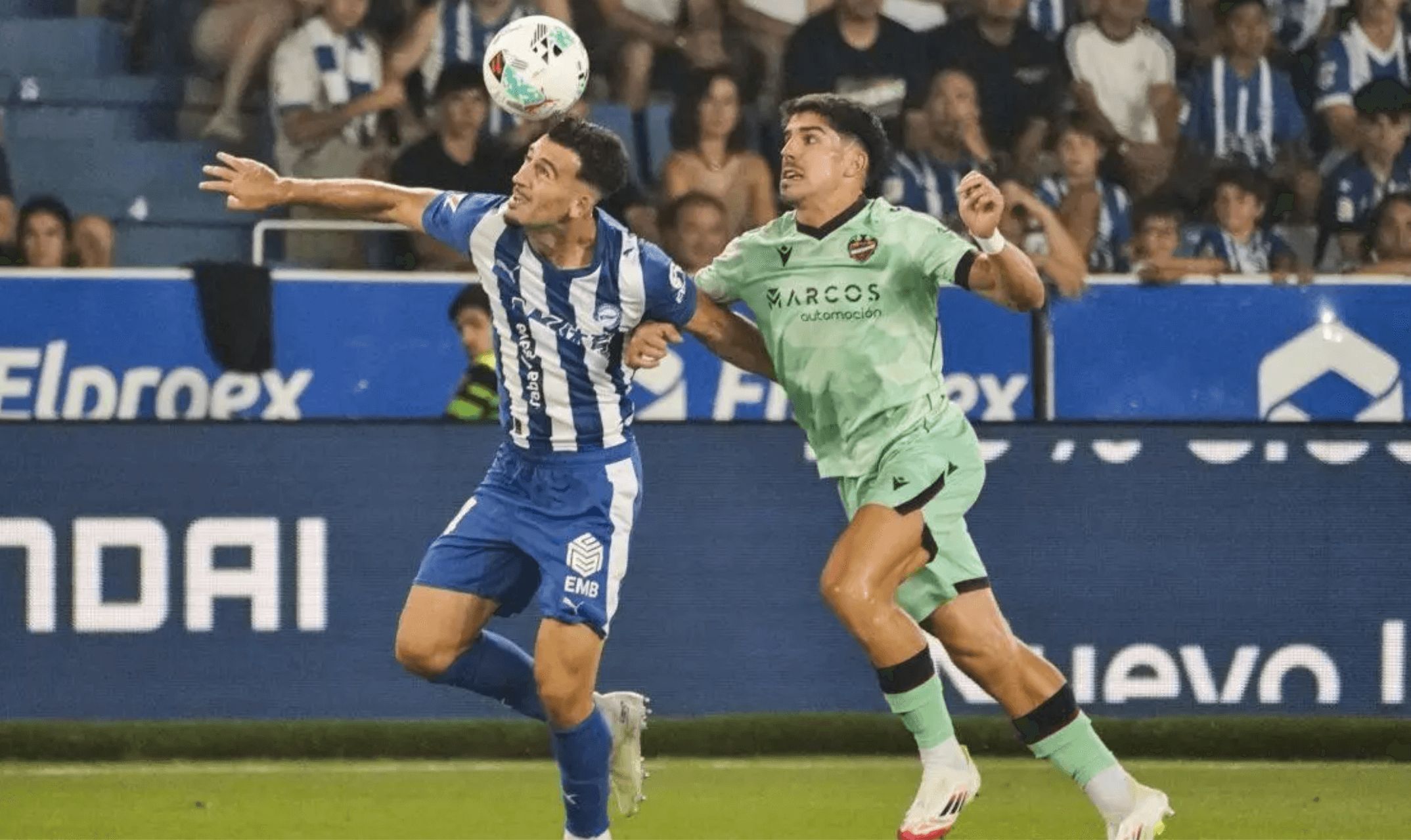  Toni Martínez marca para el Alavés contra el Levante UD