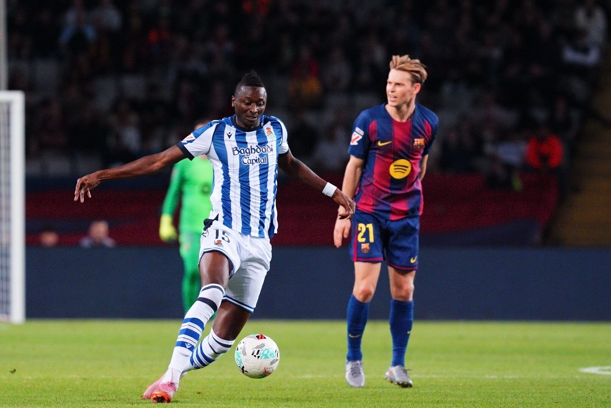  Sadiq Umar, ante Frankie de Jong, en el Barcelona-Real Sociedad.