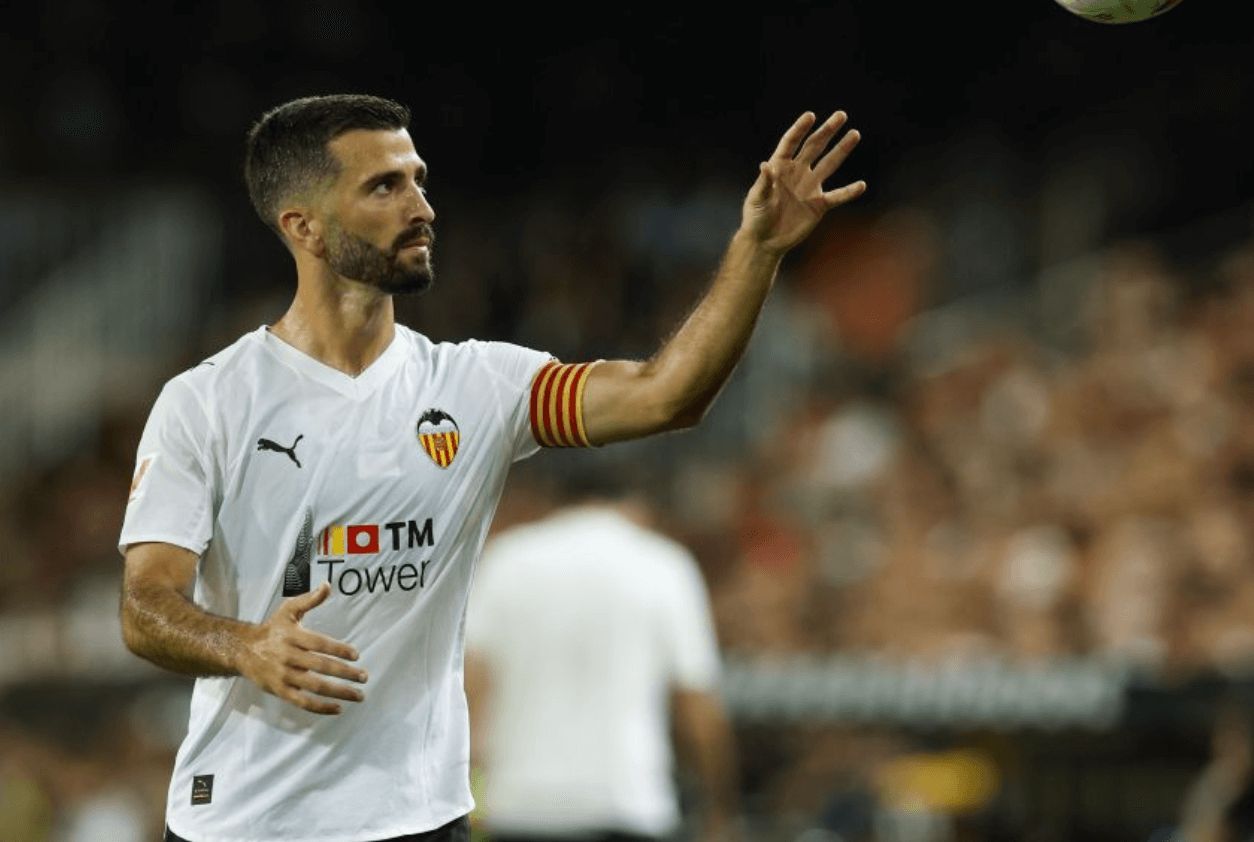  Gayà con el brazalete que lucen los capitanes en el Valencia-Athletic
