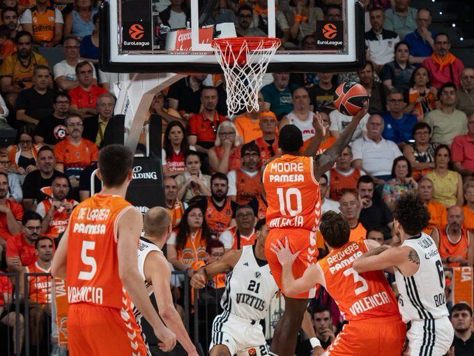  Valencia Basket inaugura a lo grande el Roig Arena con victoria ante la Virtus (103-94)