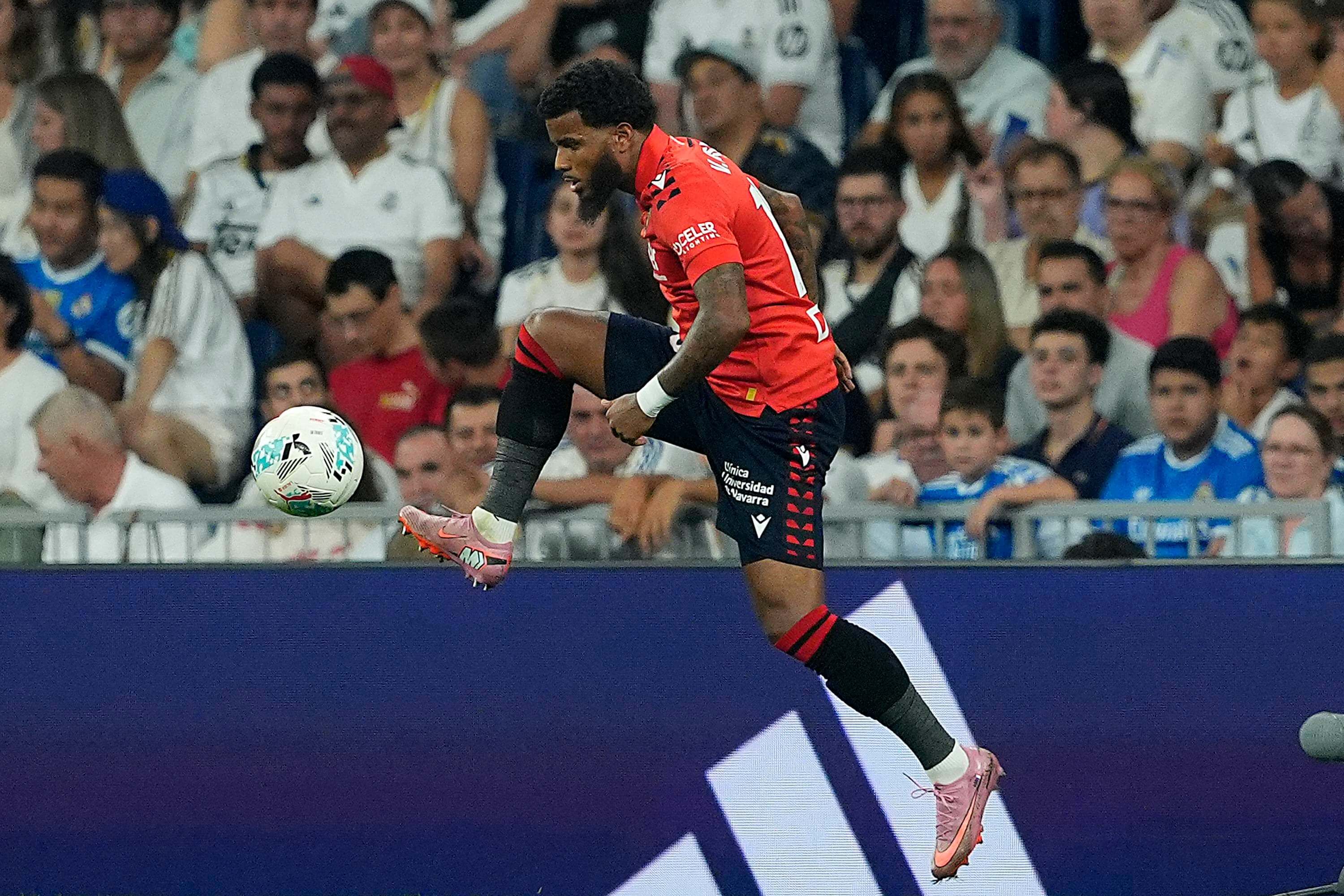  Valentin Rosier controla un balón en el Osasuna-Elche.