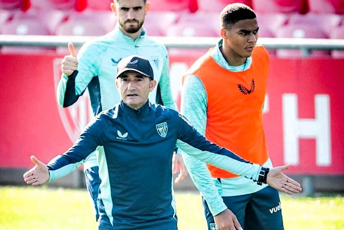  Un exigente Ernesto Valverde pide actividad en un entrenamiento en Lezama.
