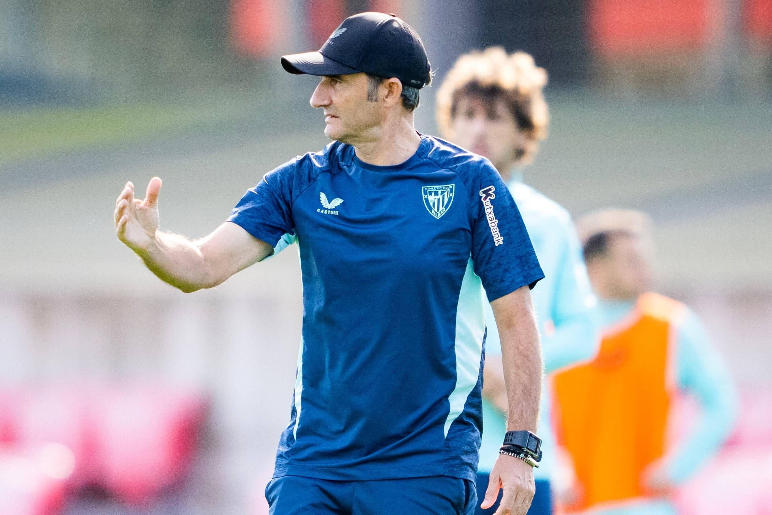  Ernesto Valverde da órdenes en un entrenamiento previo al derbi vasco en Lezama.