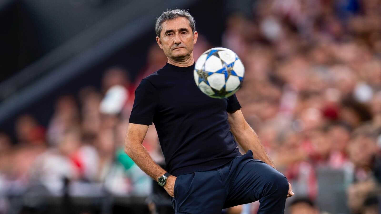  Control de balón de Ernesto Valverde en la Champions League.