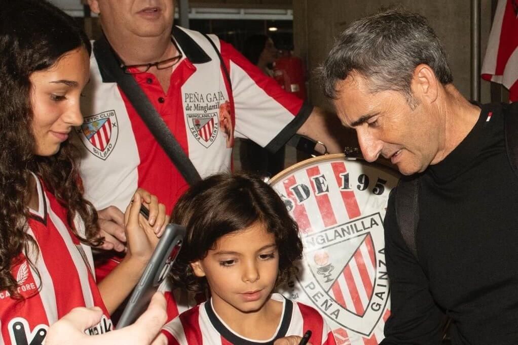  El técnico Ernesto Valverde atiende a los athleticzales más pequeños en Elche.