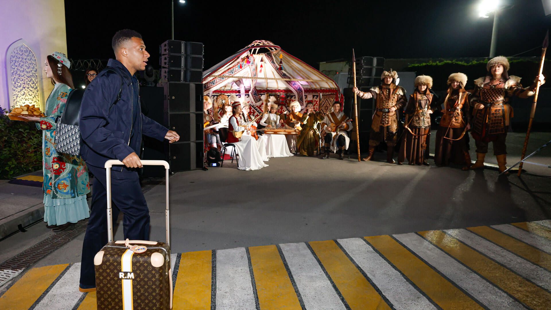  Kylian Mbappé, a la llegada del Real Madrid a Almaty.