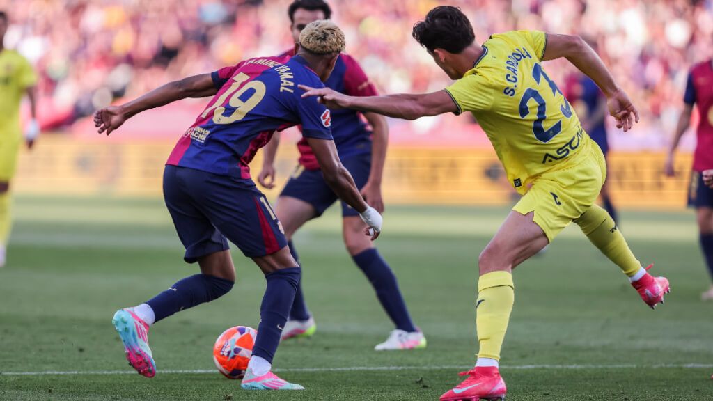  Lamine Yamal y Sergi Cardona en un Villarreal - Barcelona (Europa Press)