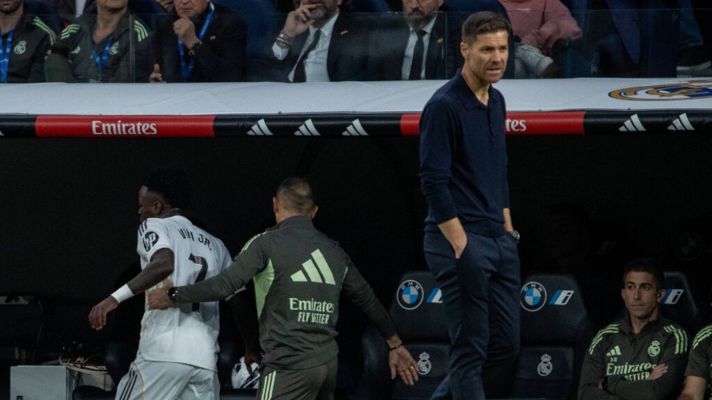 Vinicius y Xabi Alonso en El Clásico (Cordon Press)