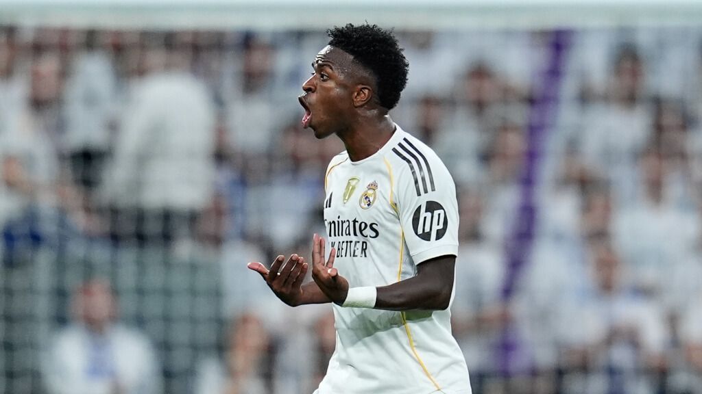 Vinicius Jr quejándose a Xabi Alonso en el Clásico (Fuente: Europa Press)