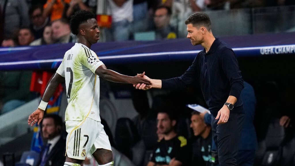 Vinicius y Xabi Alonso durante un partido del Real Madrid (Fuente: Cordon Press)