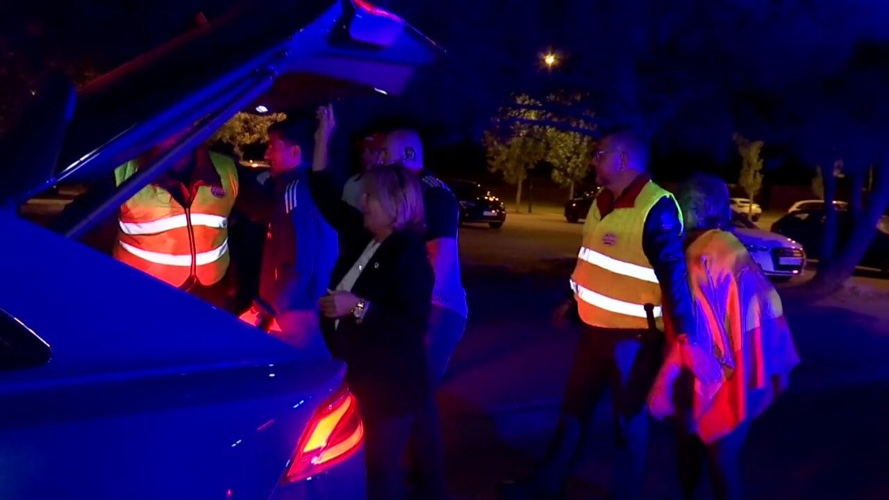  Una señora se lanza para tocar a Dani Vivian con España.