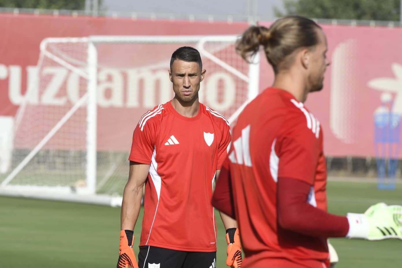  Odysseas Vlachodimos y Nyland, entrenando con el Sevilla.