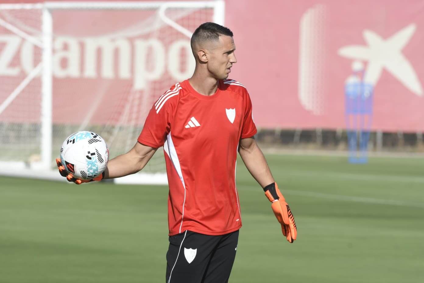  Odysseas Vlachodimos, entrenando con el Sevilla.