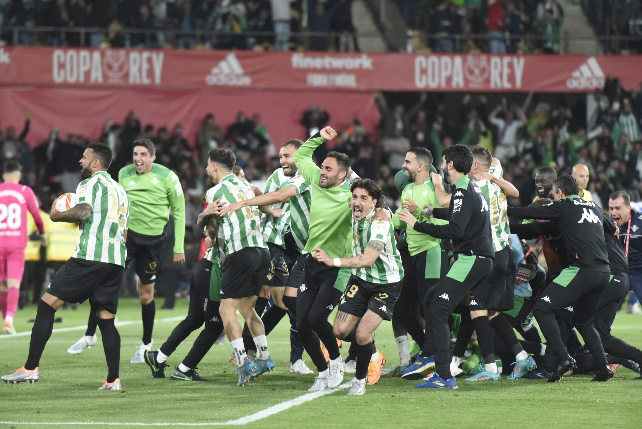El Betis celebra haberse proclamado campeón de la Copa del Rey.