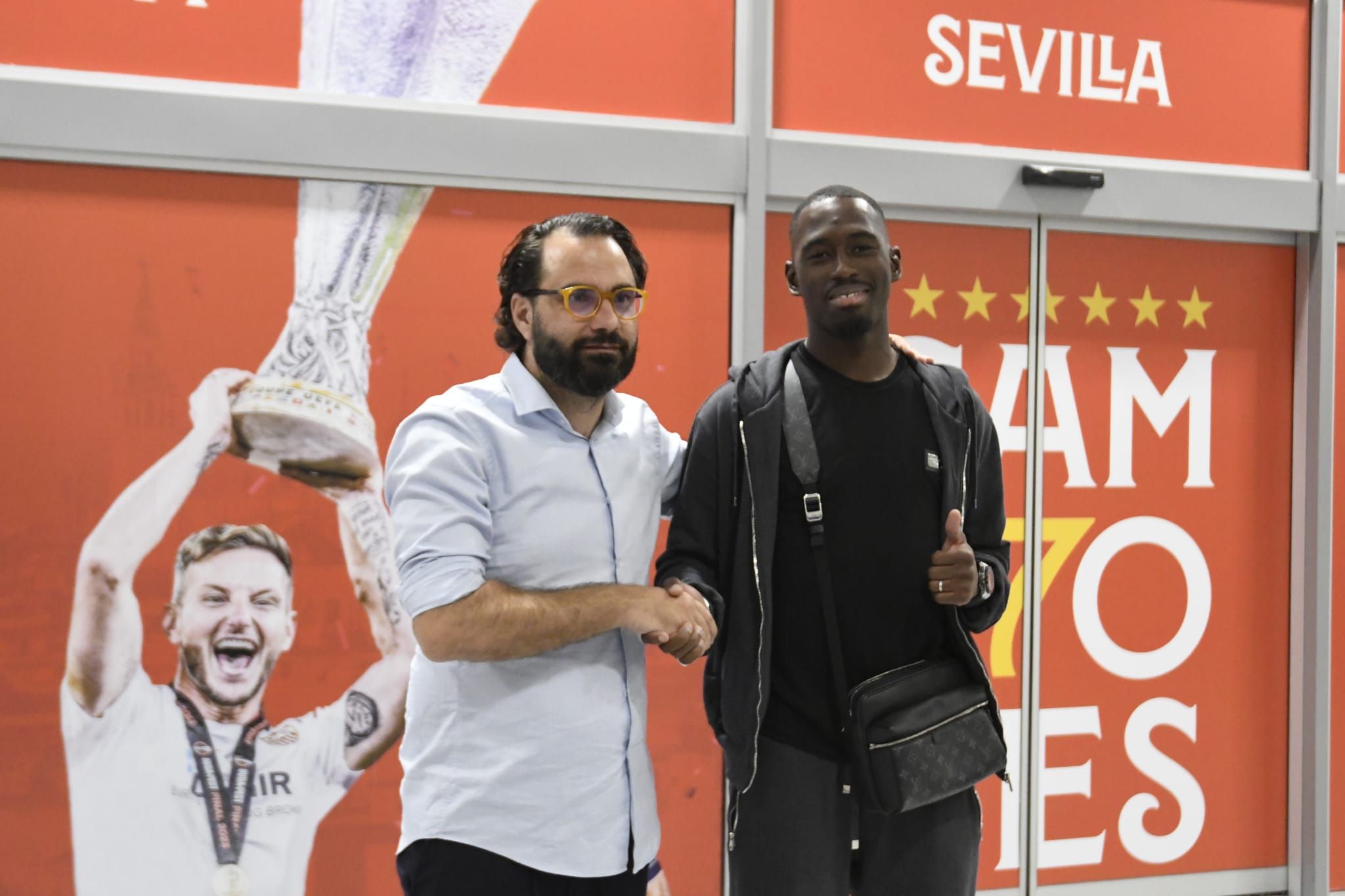 Soumaré llega a Sevilla (Foto: Kiko Hurtado).