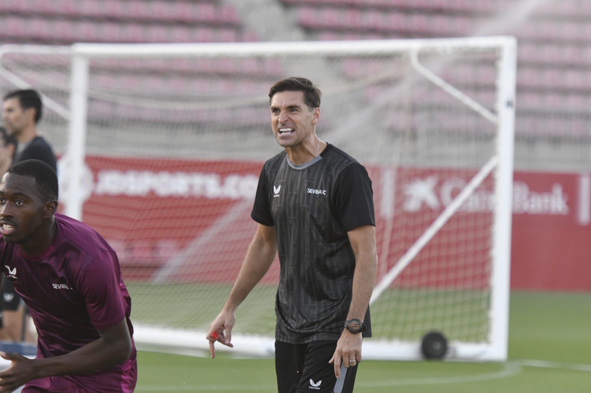 La exigencia de Diego Alonso en su primer entrenamiento dirigiendo al Sevilla.