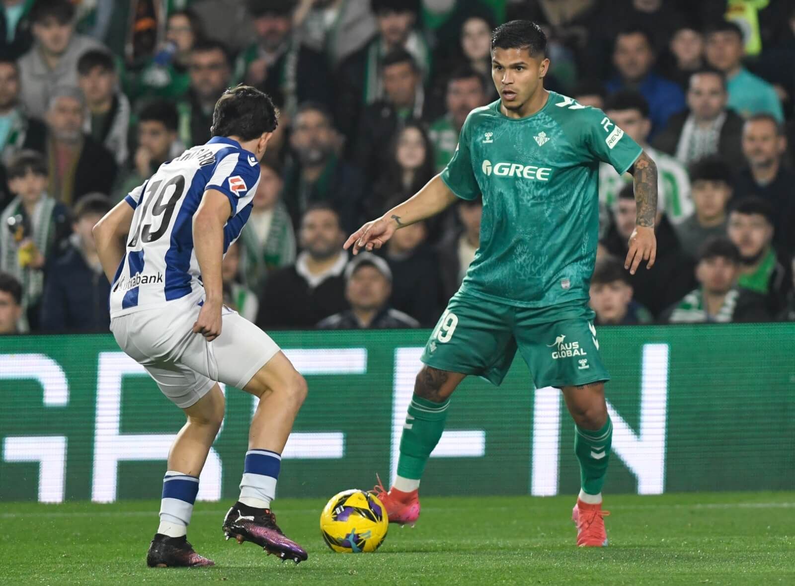 Cucho Hernández, ante la Real Sociedad