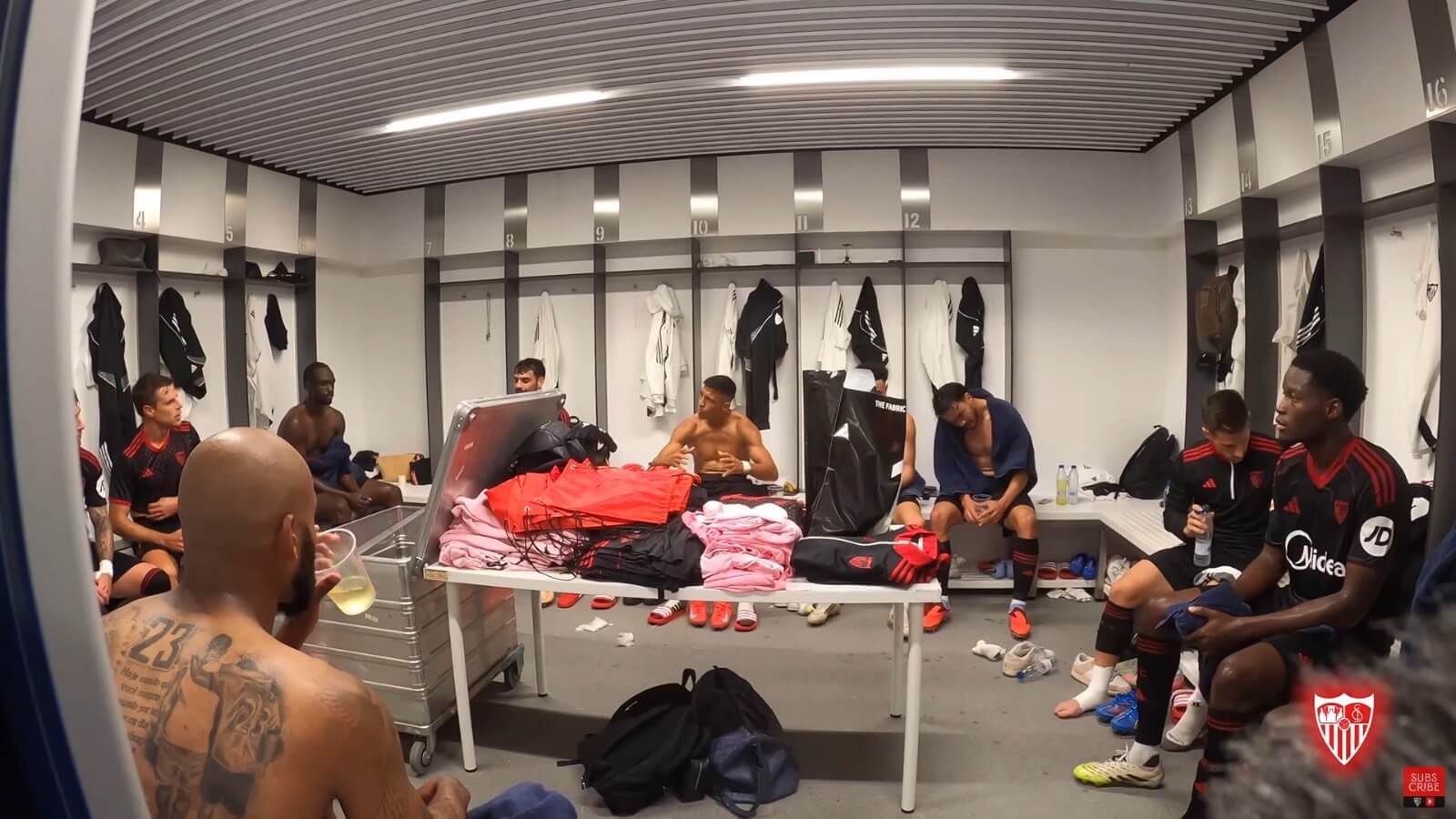  Alexis Sánchez se dirige a sus compañeros en el vestuario de Mendizorroza.