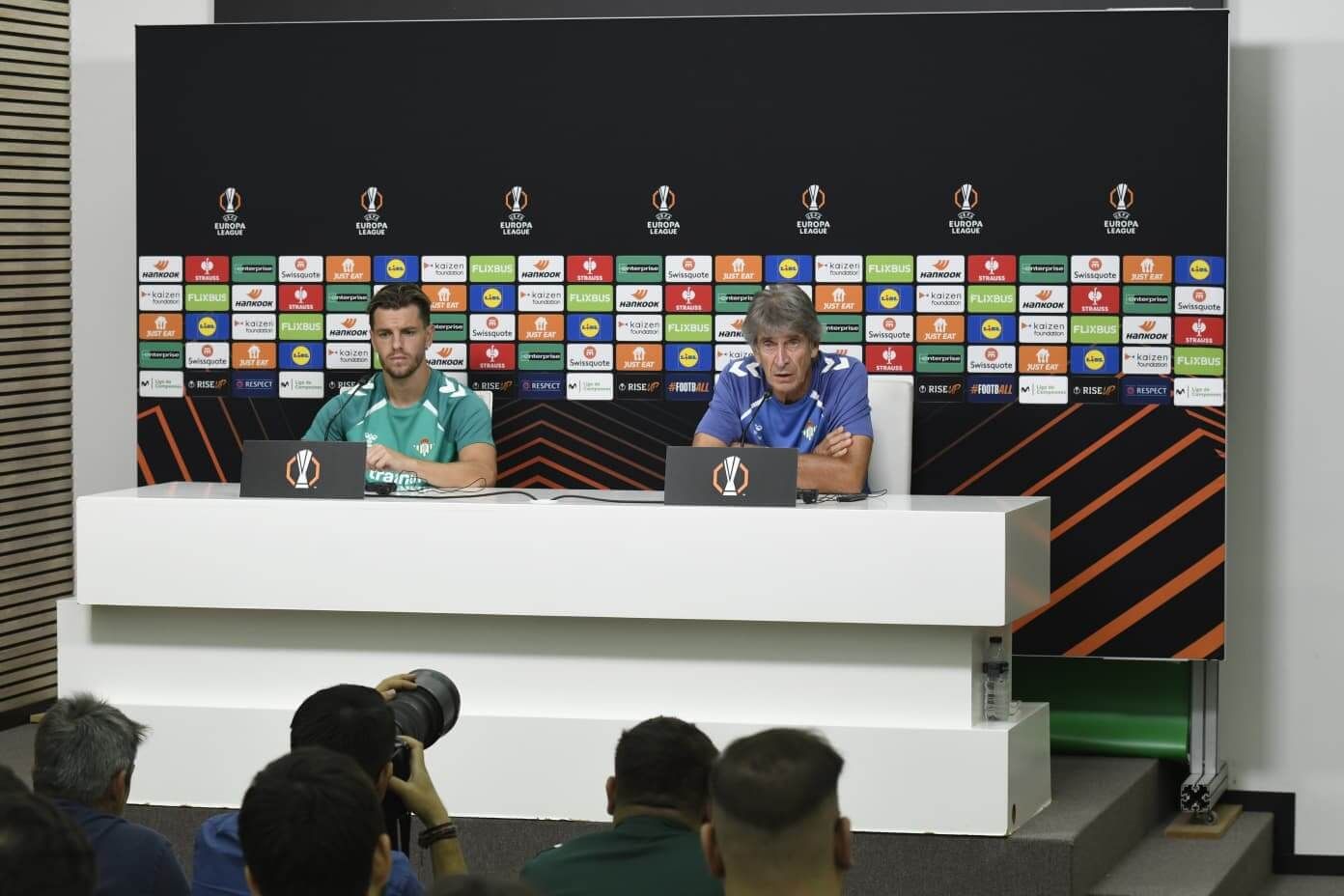  Lo Celso y Manuel Pellegrini, en rueda de prensa del Real Betis (FOTO: Kiko Hurtado).