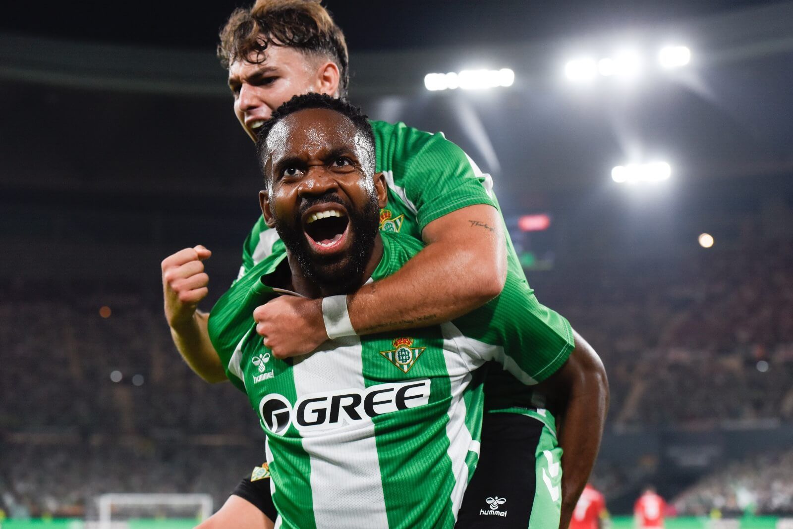  Bakambu celebra su gol ante el Nottingham