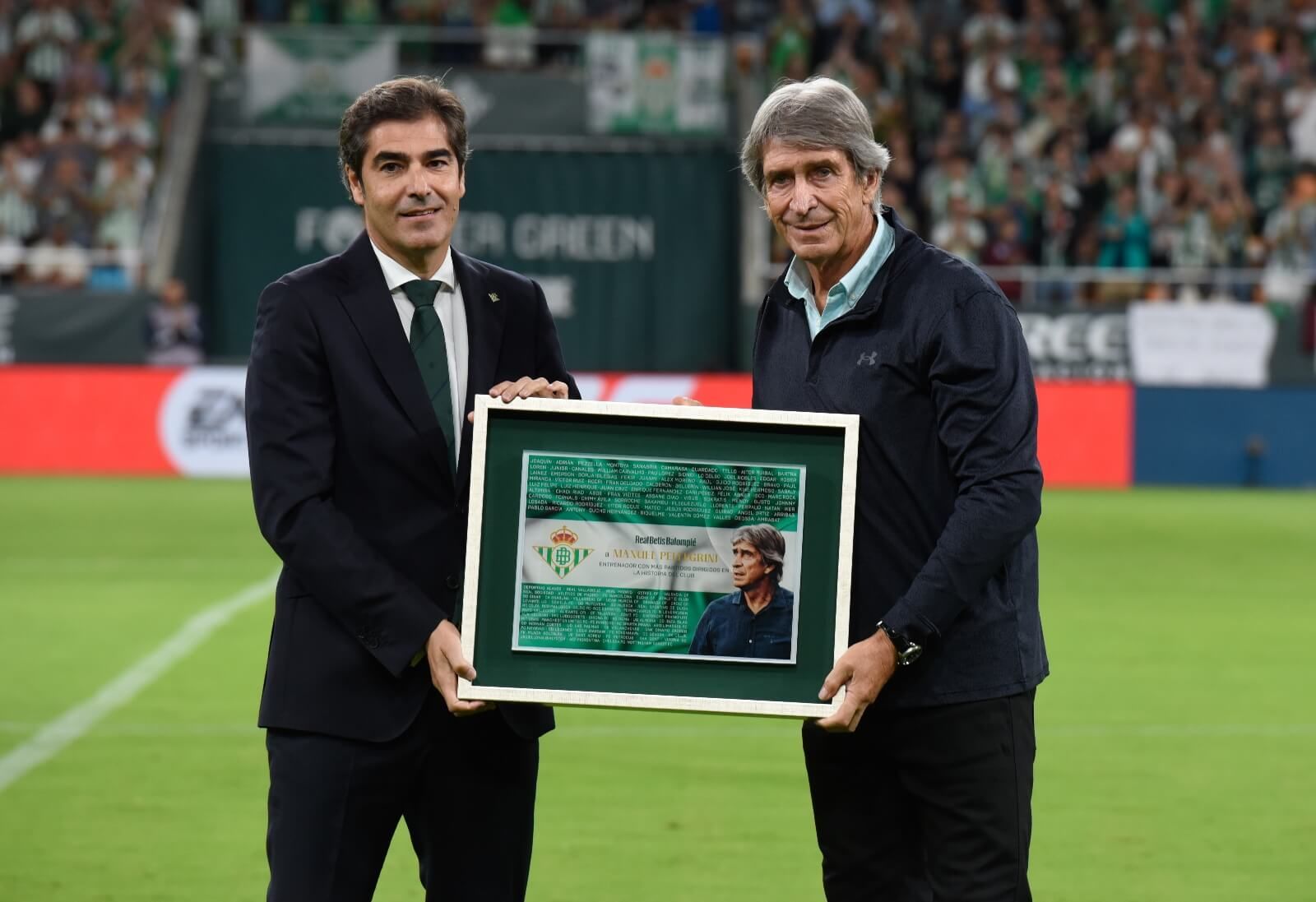 Manuel Pellegrini recibe el homenaje del Betis.