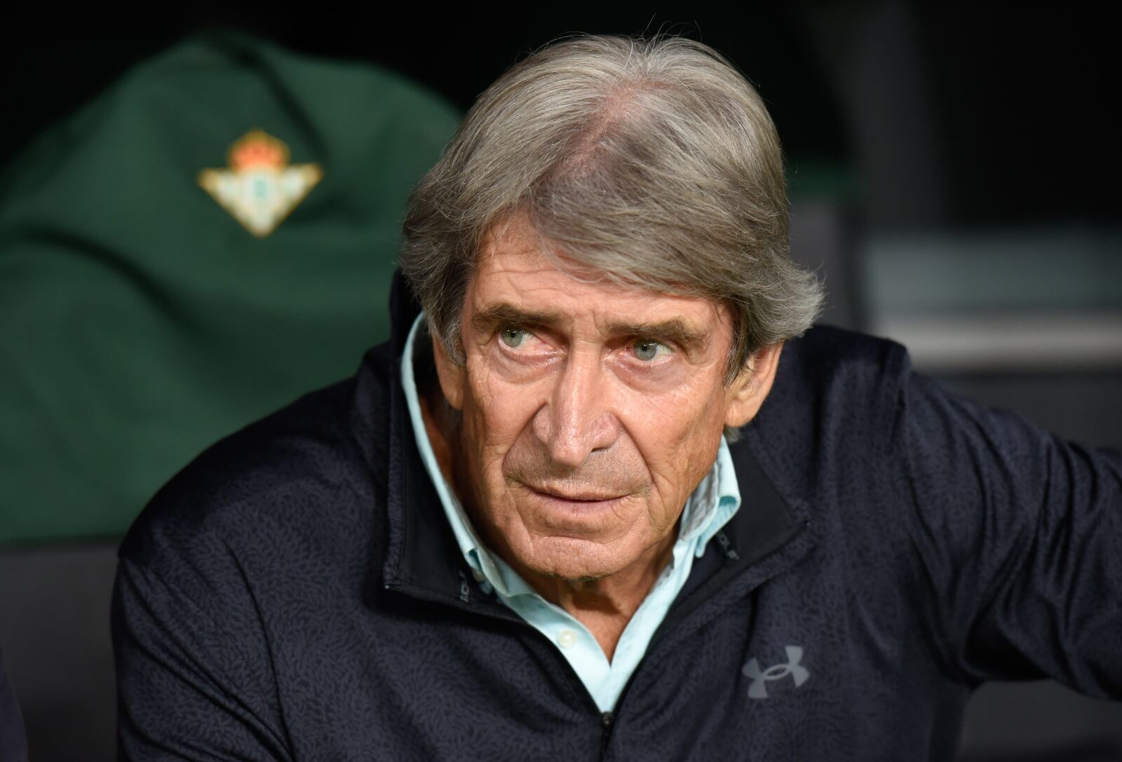 Manuel Pellegrini recibe el homenaje del Betis