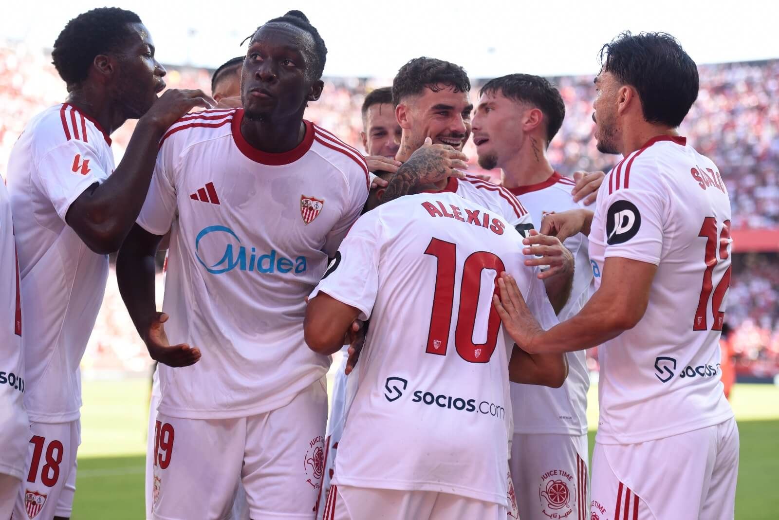 Los jugadores del Sevilla celebran el 1-0 al Barcelona en el Sánchez-Pizjuán