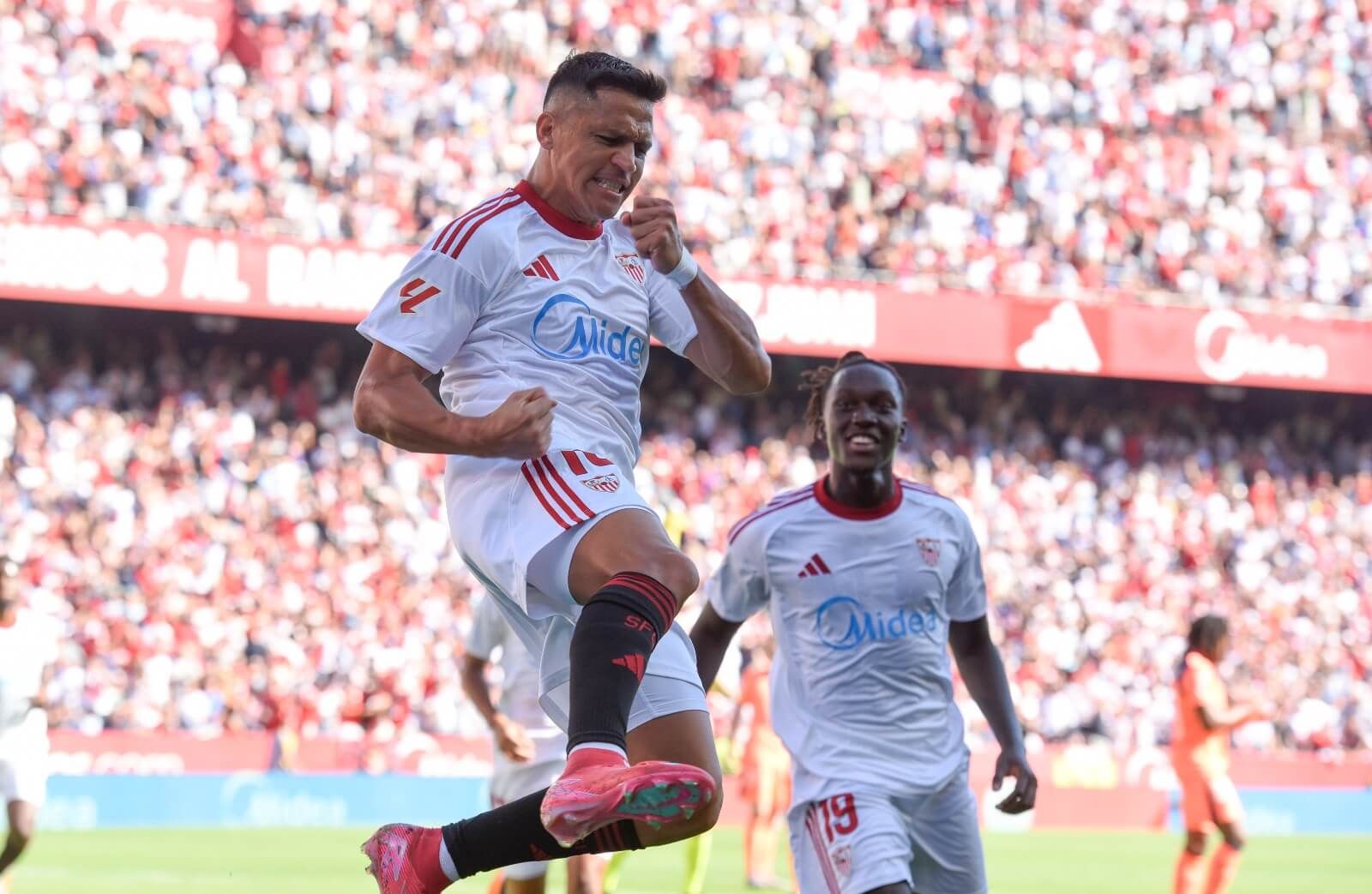  Alexis Sánchez celebra su gol al Barcelona